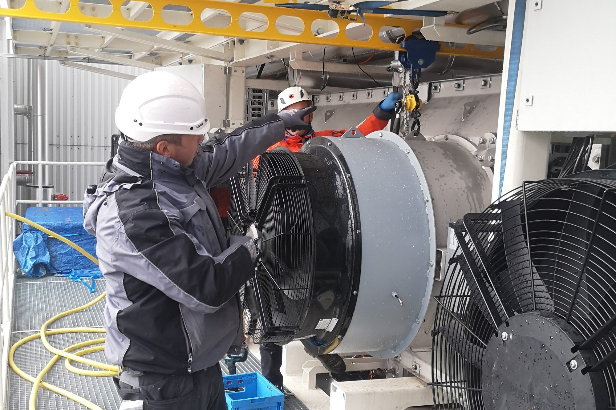 Techniker führt eine Installation durch.